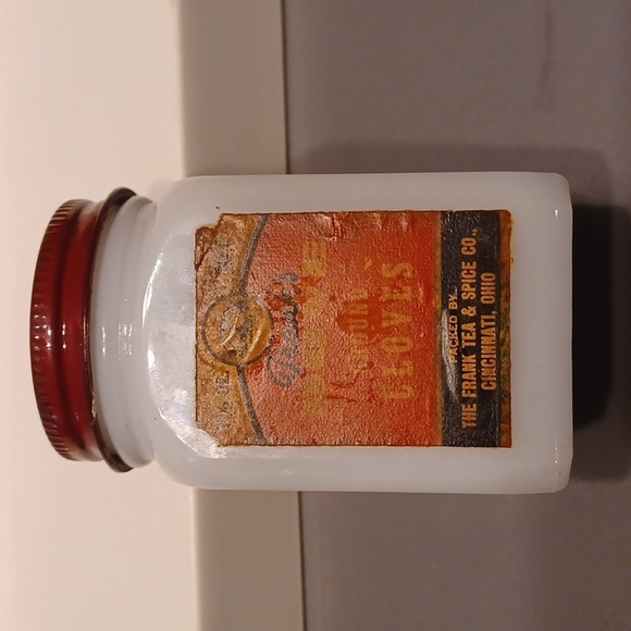 ORIGINAL Vintage Milk Glass Spice Jar / Shaker Set ~ Dutch Theme - Picture 11 of 11